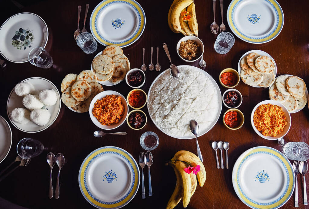 <br>Fresh Juice<br>String hoppers<br>Chicken Curry,Dal Curry,Coconut sambol<br>Black tea or coffee with milk<br>Sri lankan fruit plate