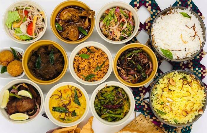 Yellow rice<br>Chicken curry, Dal tempered, Brinjal moju<br>Sri lankan vegetable salad<br>Papadam with Dried chilles<br>Dessert - Curd with hunny, Banana kolikuttu