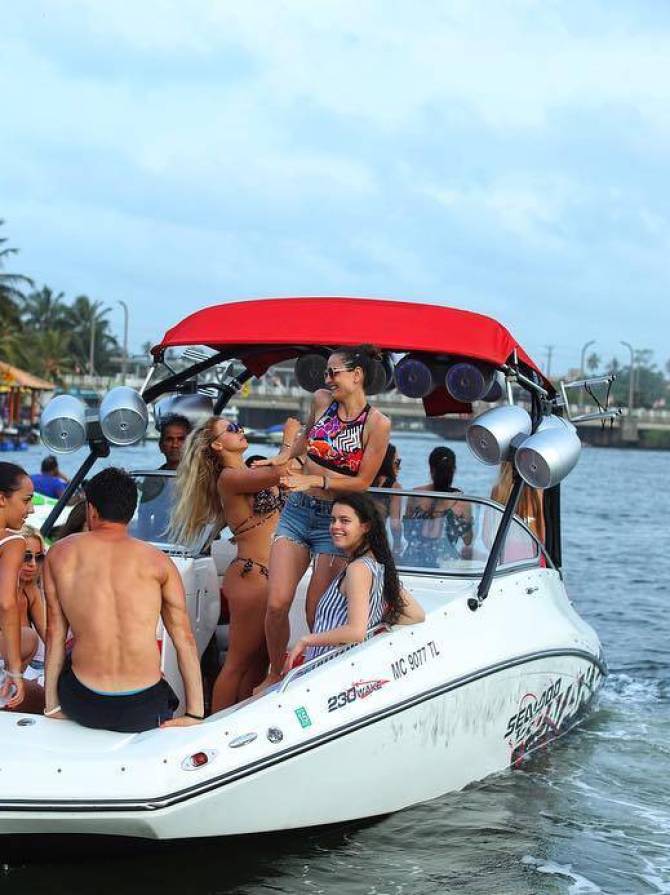 Party Boat Avent Leisure